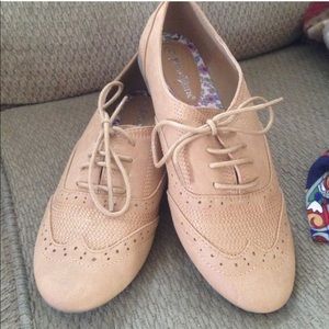 Tan lace up shoes!!!